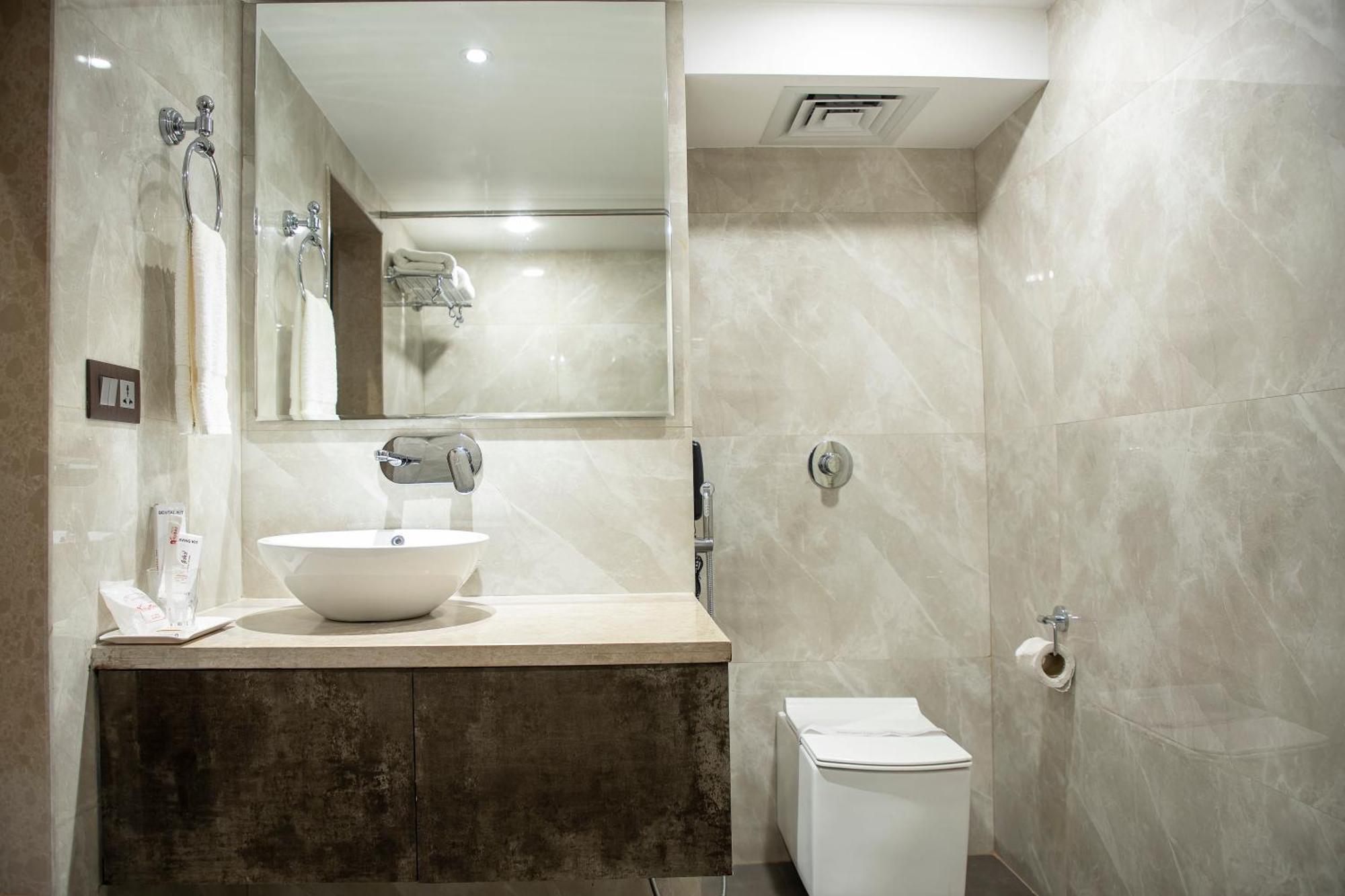Hotel Rajmahal Гувахати Екстериор снимка