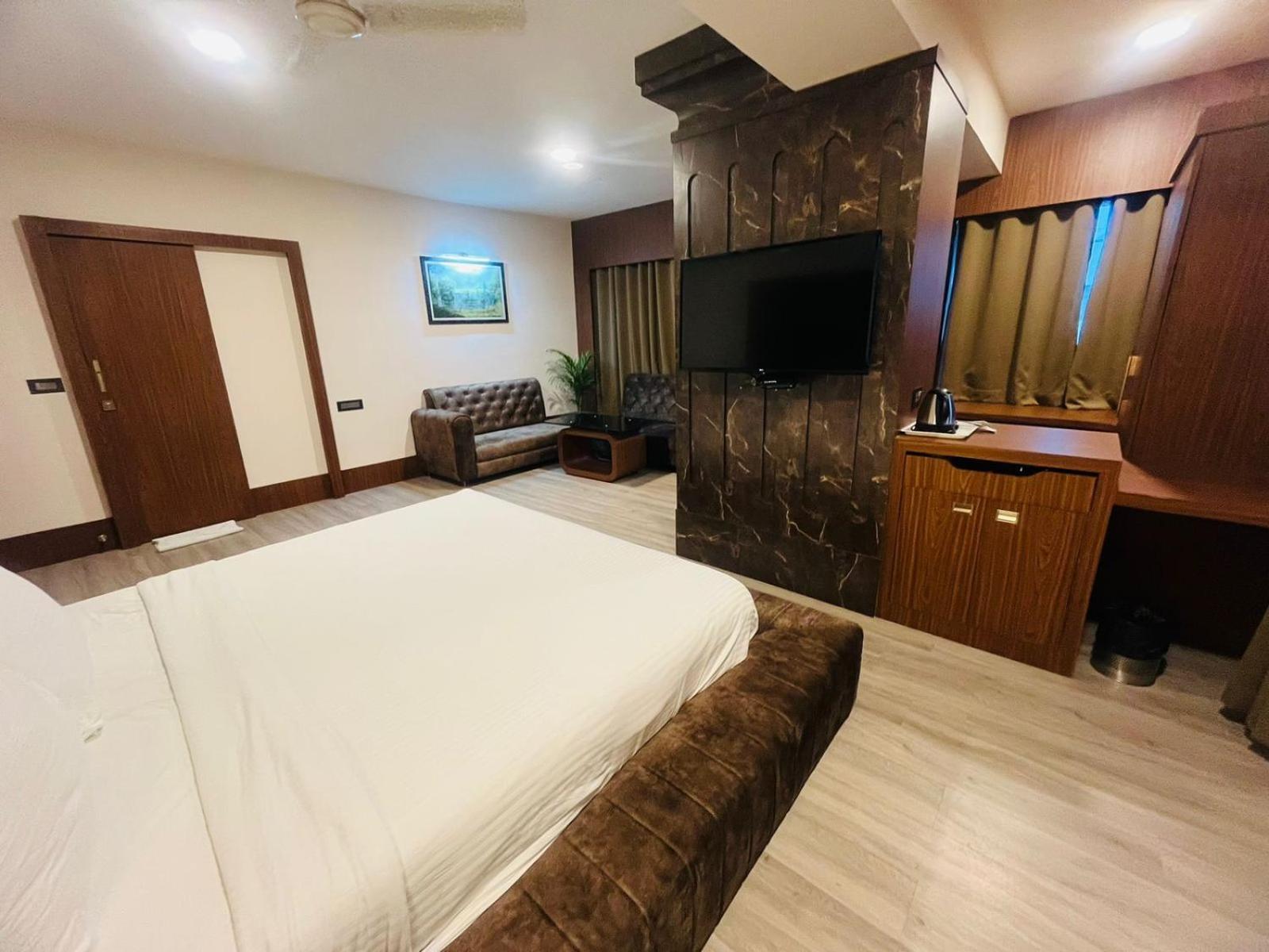 Hotel Rajmahal Гувахати Екстериор снимка