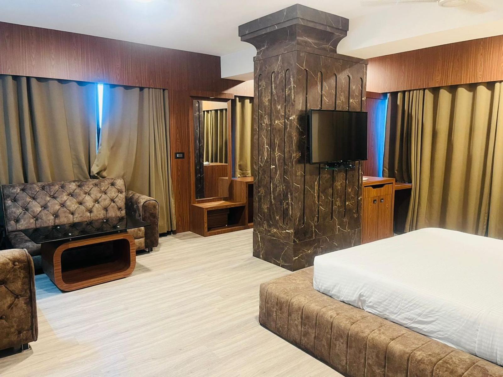 Hotel Rajmahal Гувахати Екстериор снимка
