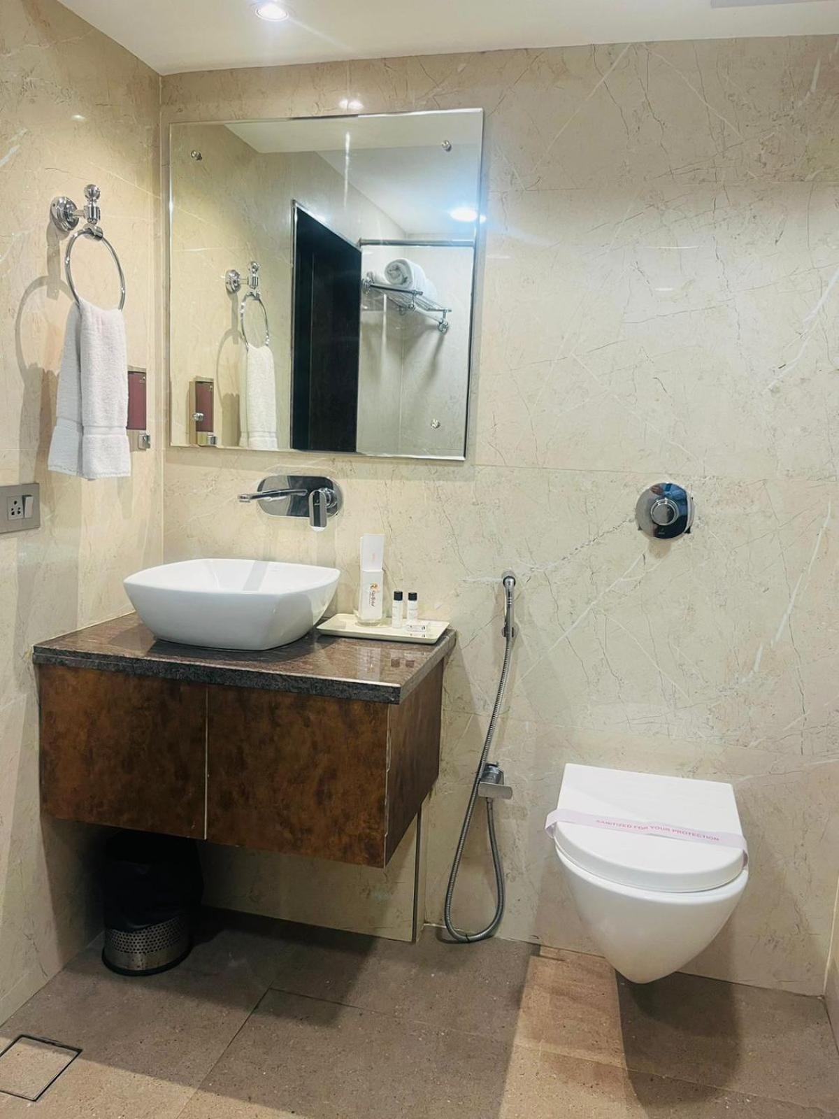 Hotel Rajmahal Гувахати Екстериор снимка